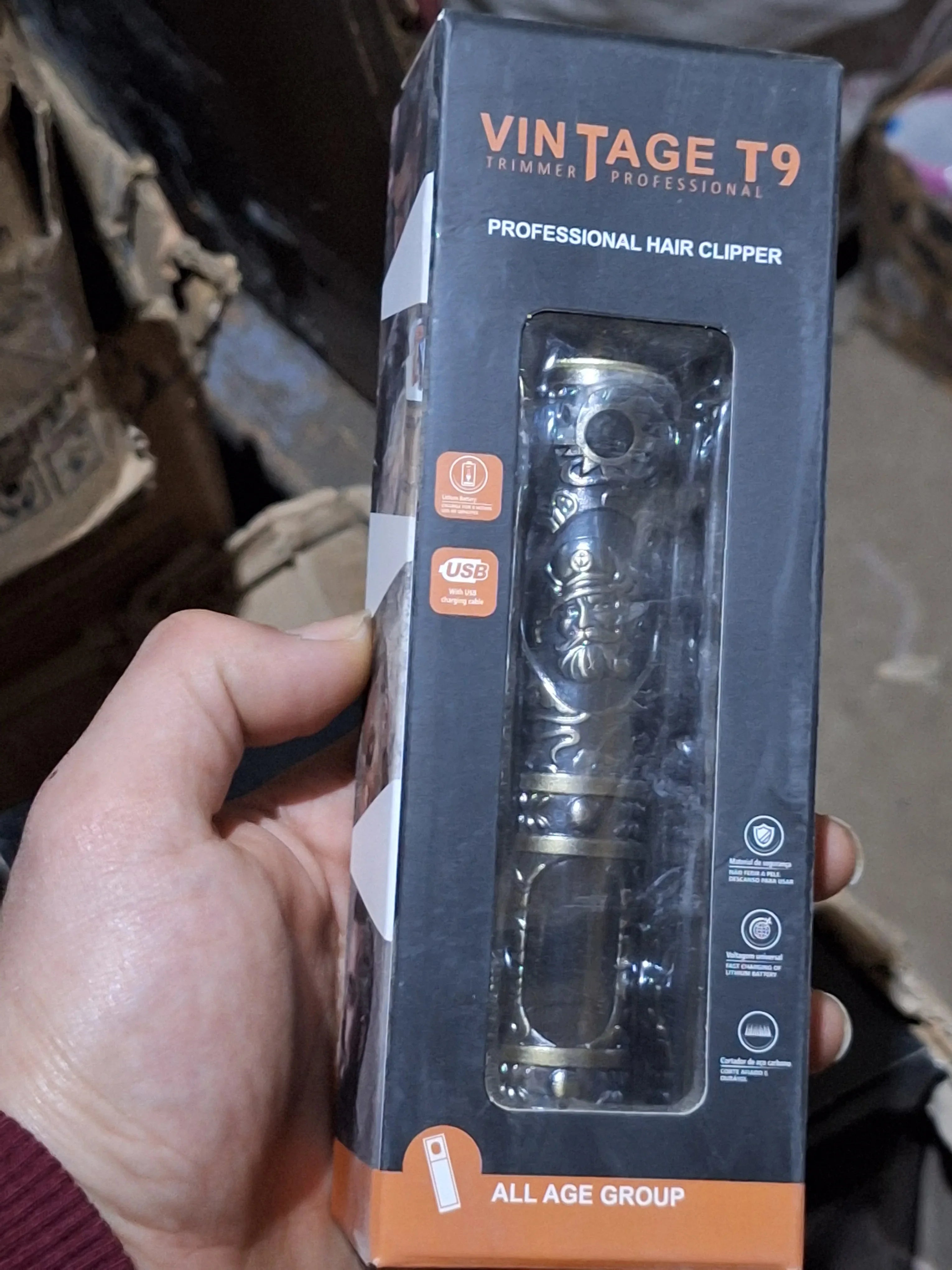 محتويات علبة ماكينة حلاقة فينتاج T9 الكاملة والملحقات من متجر Saver Store